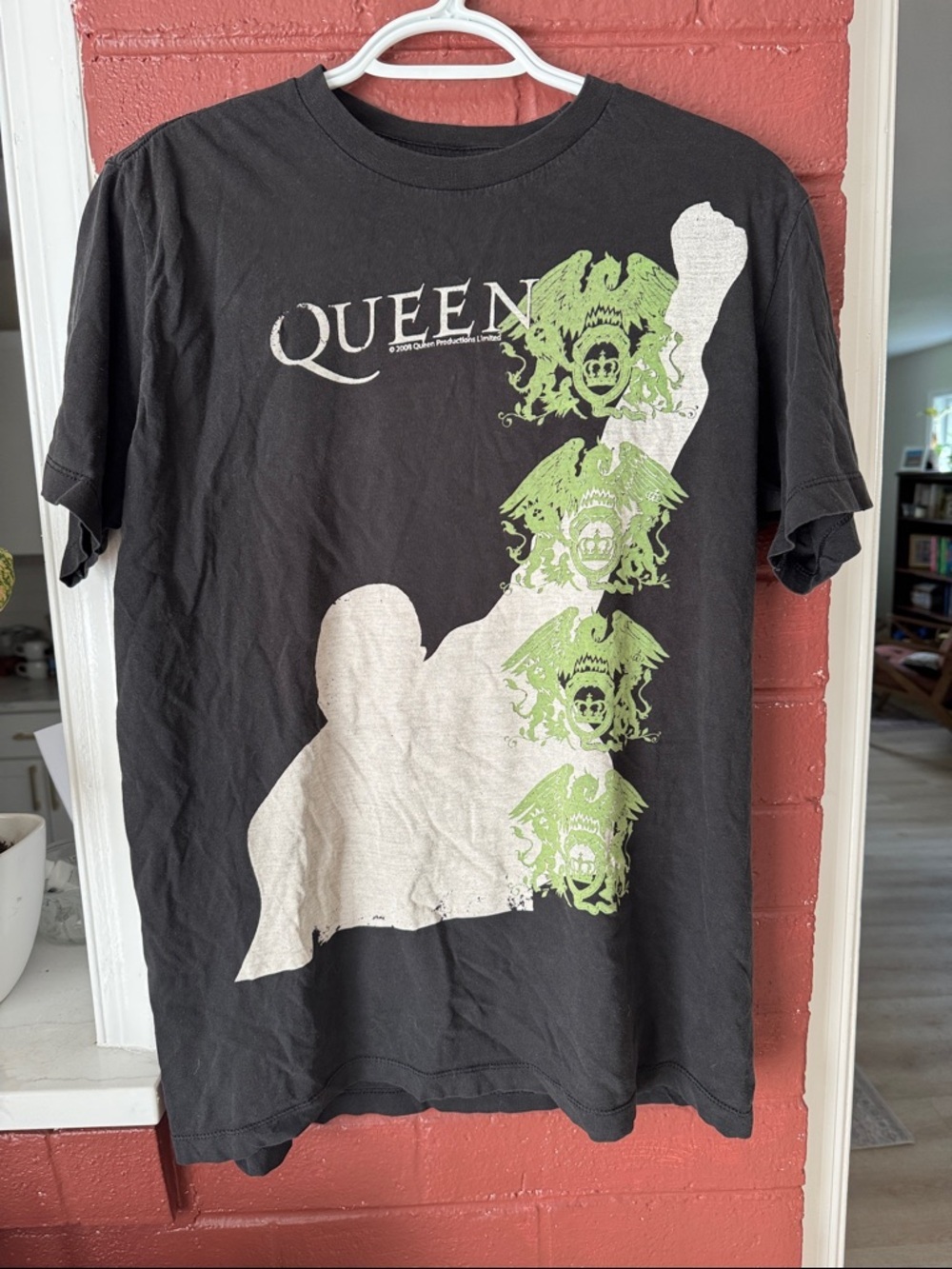 Queen Black Short-Sleeve 100% Cotton Graphic Tee with Green and White Print